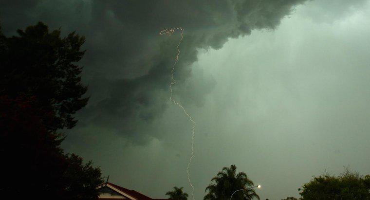 Jak powiązane są burze z piorunami i tornada?