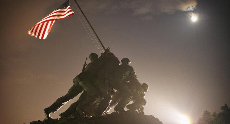 Jak wielu ludzi zginęło w bitwie pod Iwo Jimą?