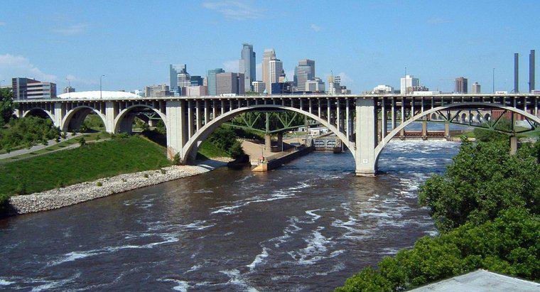 Ile mostów przekracza rzekę Mississippi?