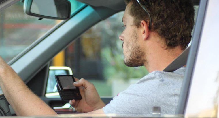 Jakie są plusy i minusy SMS-ów podczas jazdy?