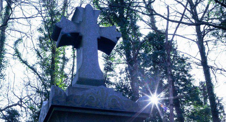 Dlaczego cmentarne nagrobki stoją na wschodzie?