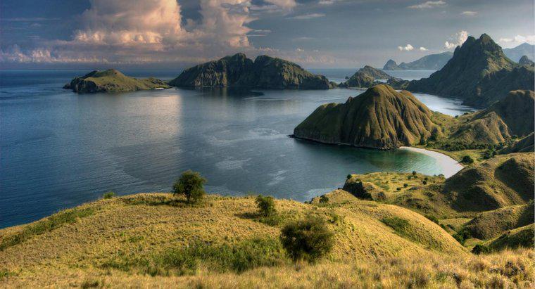 Ile wysp tworzy się w Indonezji?