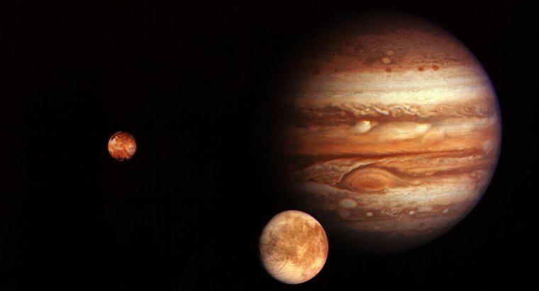 Ile satelitów ma Jupiter?