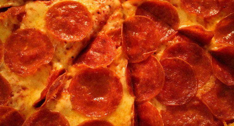Ile kalorii znajduje się w plasterku pizzy Pepperoni?
