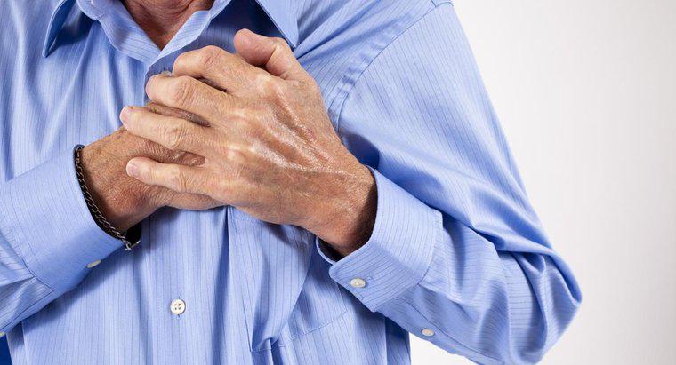 Czy jednoczesna klatka piersiowa i bóle pleców wskazują na atak serca?