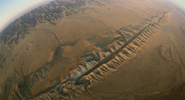Jaki rodzaj granicy płyty ma związek z awarią San Andreas?