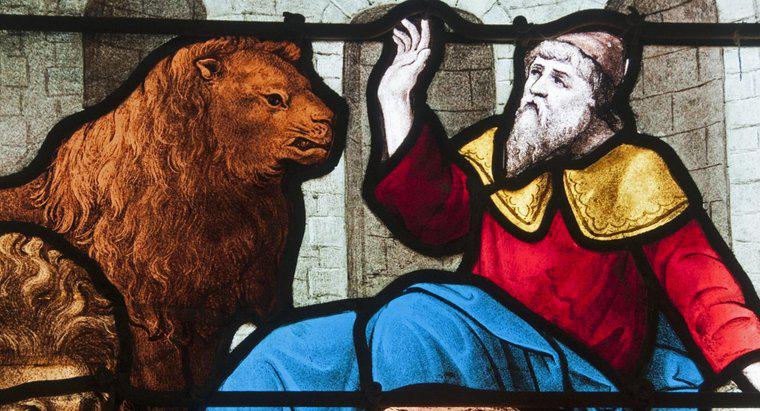 Jakie są niektóre z symbolicznych zastosowań lwów w Biblii?