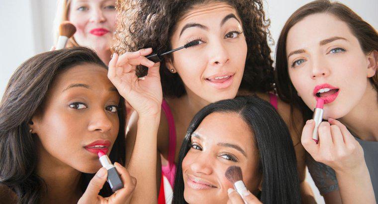 Jakie są niektóre marki makijażu zalecane przez dermatologa?