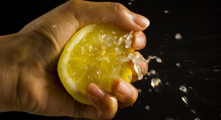 Dlaczego sok z cytryny sprawia, że ​​owoce stają się brązowe?