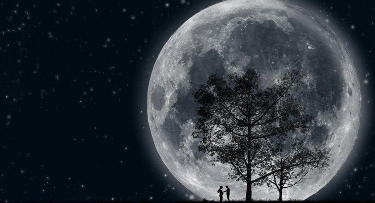 Jak blisko księżyca dociera do Ziemi?