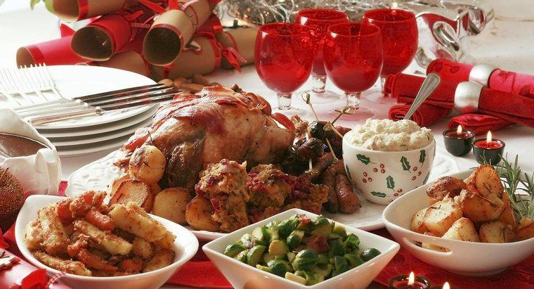 Jakie są niektóre popularne elementy menu do serwowania na świąteczną kolację?