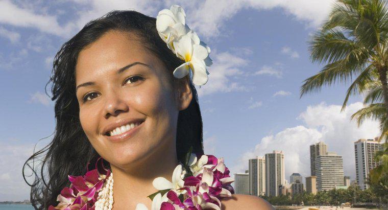 Jakie jest znaczenie hawajskiej tradycji noszenia kwiatów za uchem?