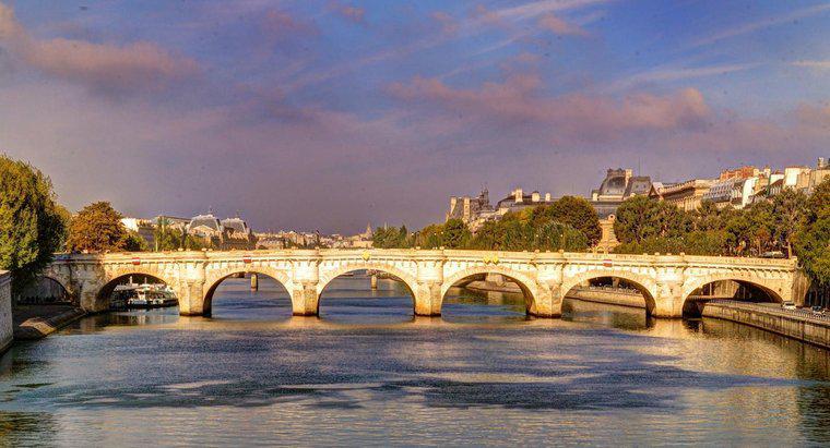 Jak nazywa się rzeka, która płynie przez Paryż?