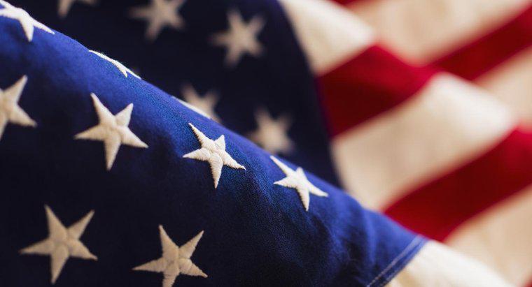 Jakie są niektóre zasady wyświetlania flagi USA?