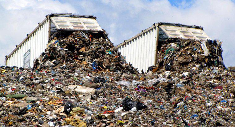 Jakie są problemy z zakopywaniem odpadów na wysypiskach śmieci?