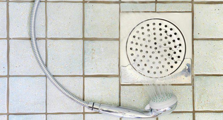Jak pozbyć się zapachu spływającego prysznica?