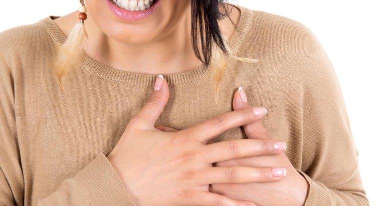 Co powoduje objawy bólu w klatce piersiowej u kobiet?