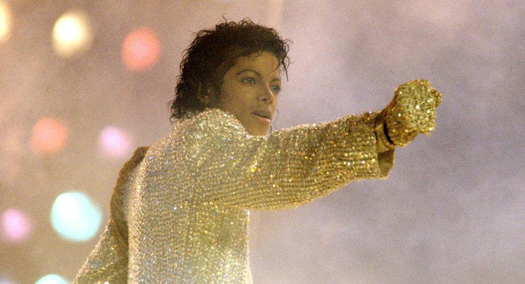 Kiedy Michael Jackson zaczął zakładać pojedynczą białą rękawiczkę?