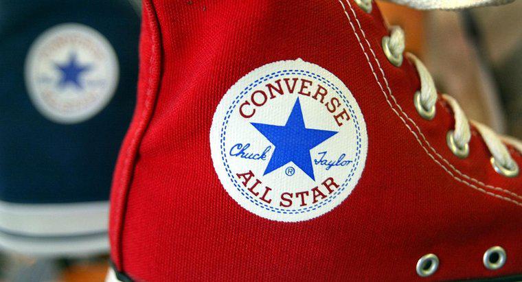 Po której stronie jest logo Converse?