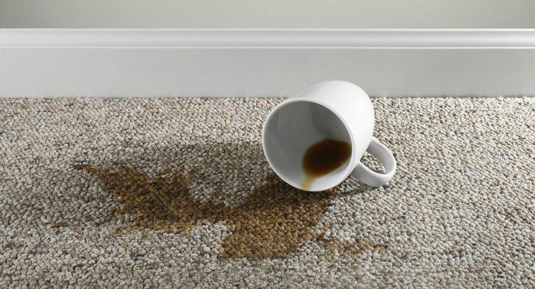 Jak można usunąć suszone plamy z kawy z dywanu?