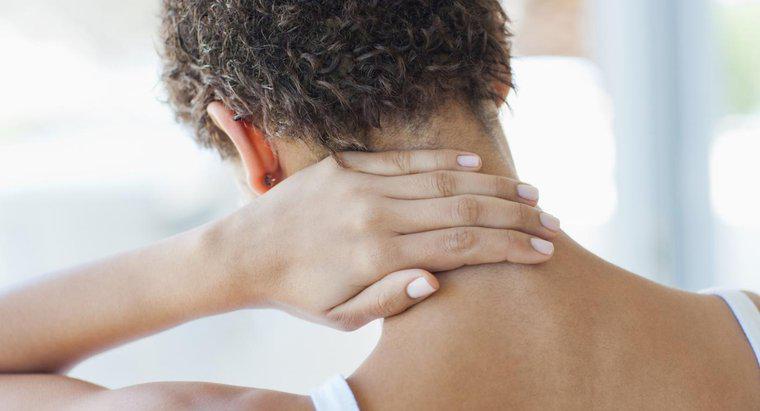 Co powoduje guzek z tyłu szyi?