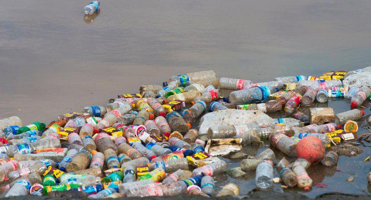Jakie są zalety recyklingu plastikowych butelek?