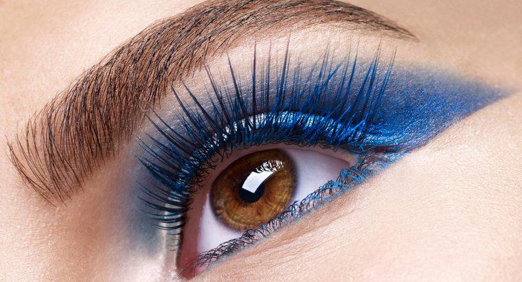 Jak używać niebieskiego makijażu i eyelinerów do tworzenia dramatycznych efektów?