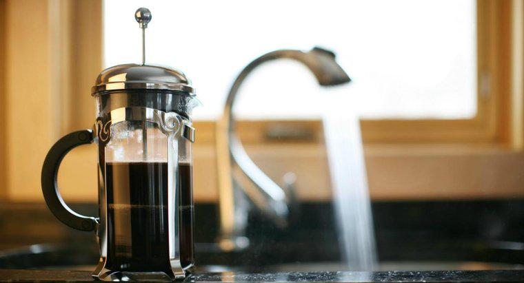 Jak usunąć plamy z kawy ze zlewu ze stali nierdzewnej?