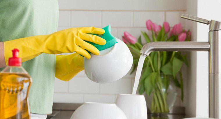 Dlaczego dobrym pomysłem jest noszenie gumowych rękawic podczas mycia naczyń?