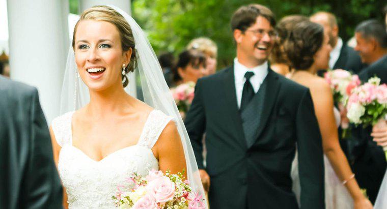 Jakie są zasady etykiety do formułowania zaproszenia na ślub?