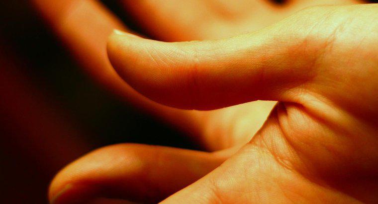 Co oznaczają płaskie paznokcie?