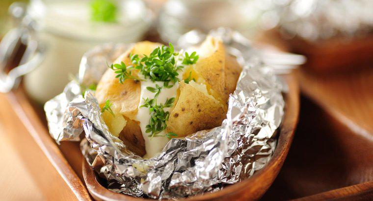 Jak długo trwa pieczenie ziemniaka owiniętego w folię?