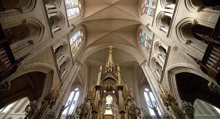 Jaka jest różnica między sklepieniem a sufitem katedralnym?