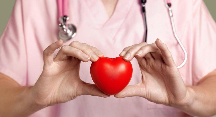 Jakie są wspólne objawy związane z chorobą serca?