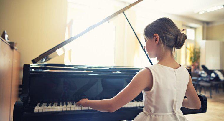 W jaki sposób ustalasz wiek fortepianu poprzez jego numer seryjny?