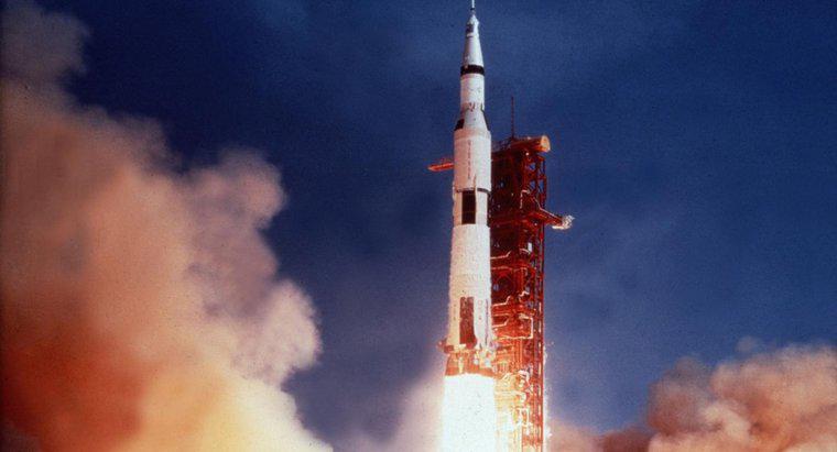 Jak długo zajęło Neil Armstrong dotarcie na Księżyc?