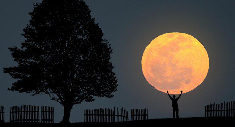 Ile Księżyca jest zawsze oświetlonych przez Słońce?