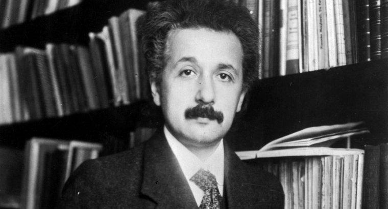 Co było pracą Einsteina zanim został znanym naukowcem?