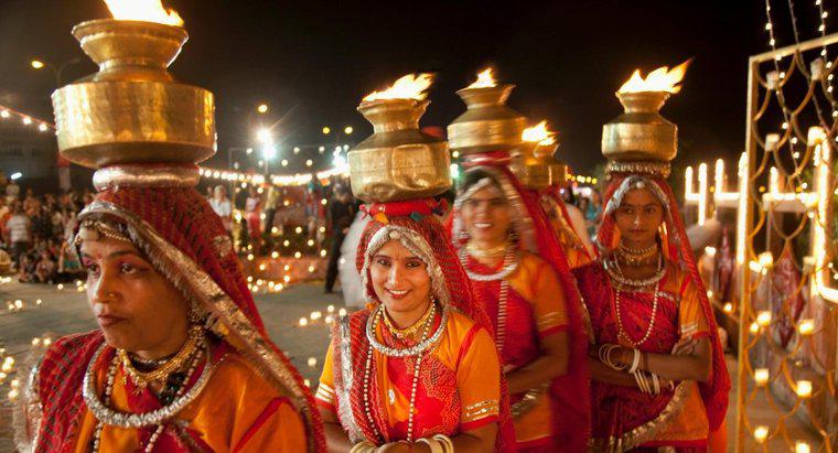 Jaka specjalna odzież jest tradycyjnie noszona dla Diwali?