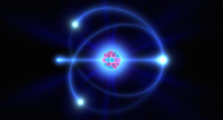 W jakich okolicznościach może atom emitować foton?