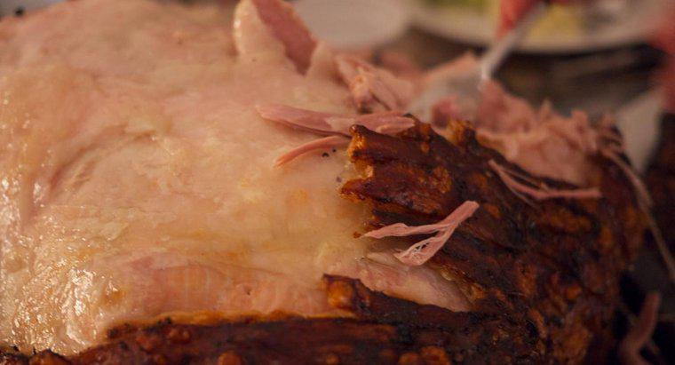 Czy wieprzowina powinna być przykryta folią podczas pieczenia?