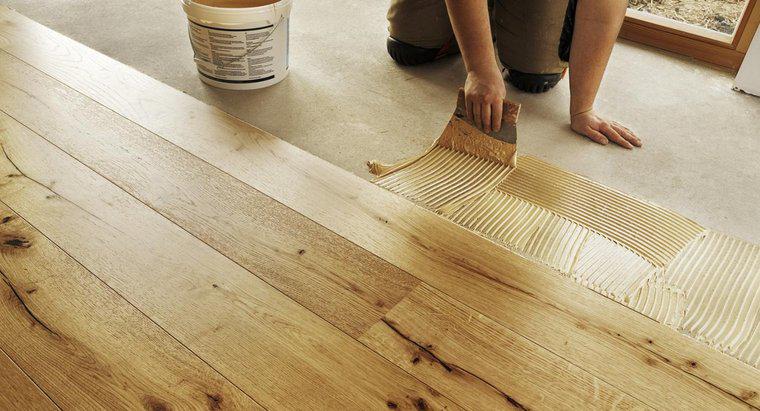 Jak usunąć klej z mebli drewnianych?