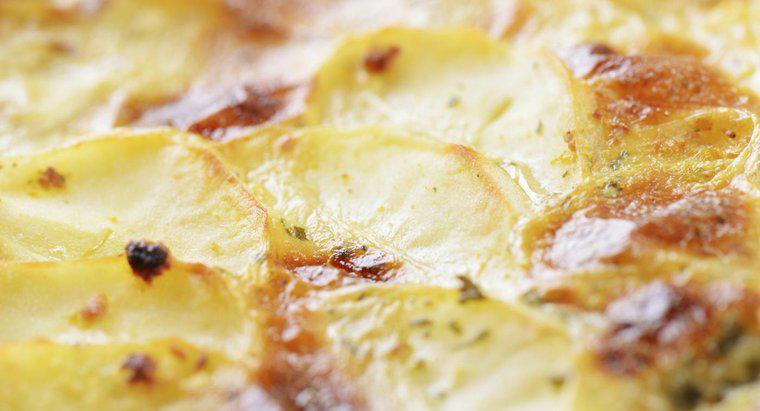 Co to jest dobry przepis na pieczone zapiekane ziemniaki z szynką?