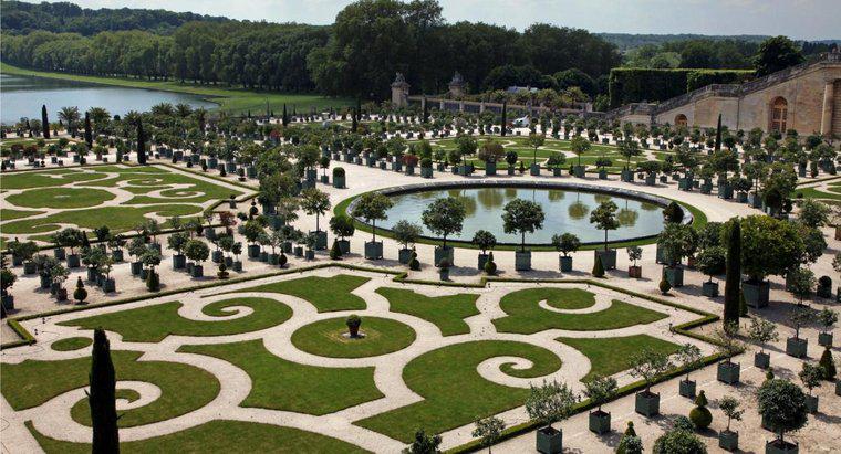 Jakiego rodzaju ogród ma pałac w Wersalu?