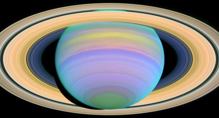 Ile pierścieni jest wokół Saturna?