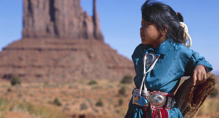 Jakie jest podsumowanie legendy o pochodzeniu Navajo?