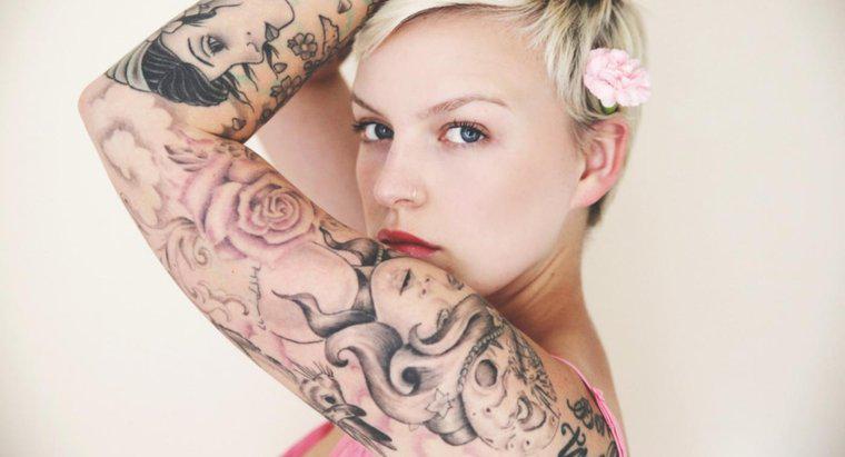 Jakie są możliwe komplikacje związane z używaniem różowego tuszu do tatuażu?