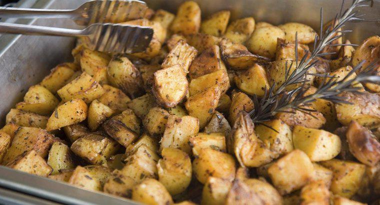 Jak długo trzeba gotować pieczone ziemniaki?