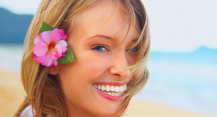 Która strona powinna nosić hawajski kwiat we włosach?