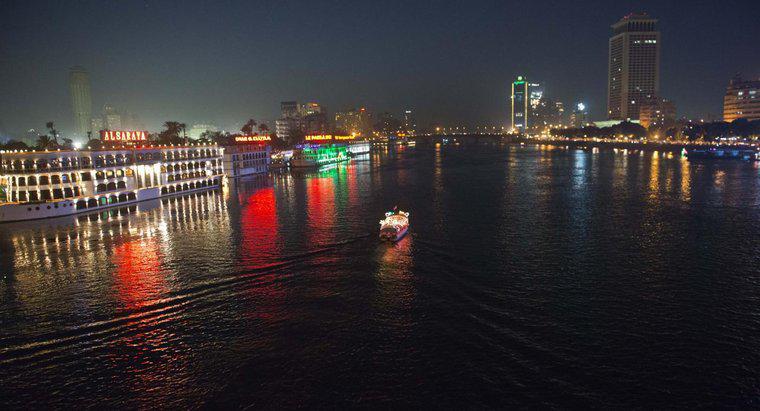 Jakie miasta i miasta znajdują się wzdłuż rzeki Nilu?